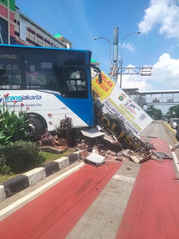 Kecelakaan tunggal bus Transjakarta tabrak Pos Lantas PGC, Jakarta Timur. Foto: ist.