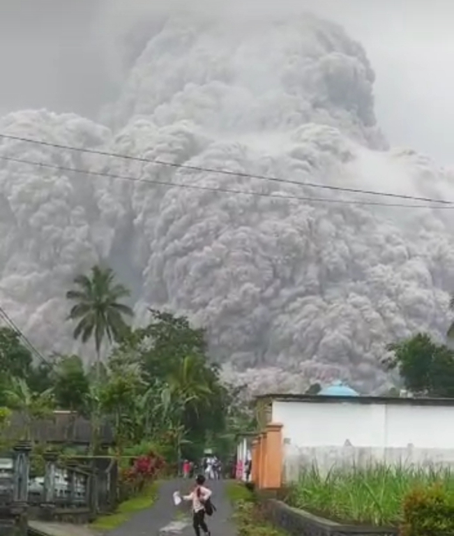 Suasana erupsi Gunung Semeru, Jawa Timur