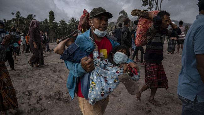 Warga saat mengevakuasi diri dari letusan Gunung Semeru di Lumajang.