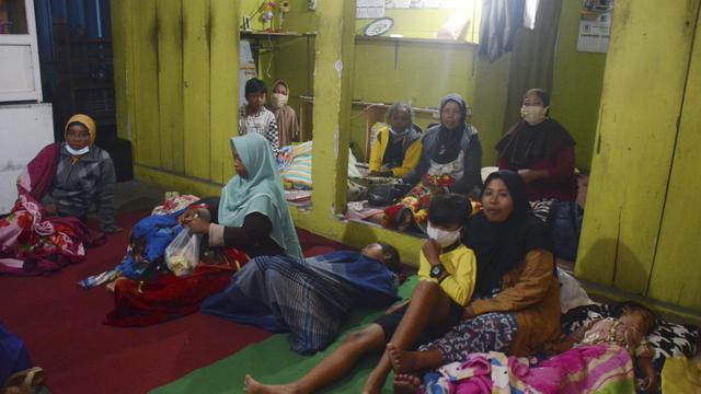 Penduduk desa beristirahat di tempat penampungan sementara pasca meletusnya Gunung Semeru, di desa Sumberwuluh, Lumajang, Jawa Timur.