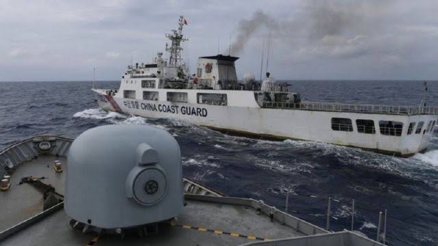 Kehadiran kapal penjaga pantai dan kapal pencari ikan China di ZEE Indonesia di perairan Natuna utara membuat hubungan kedua negara kembali menegang. Foto: bbcindonesia.com.