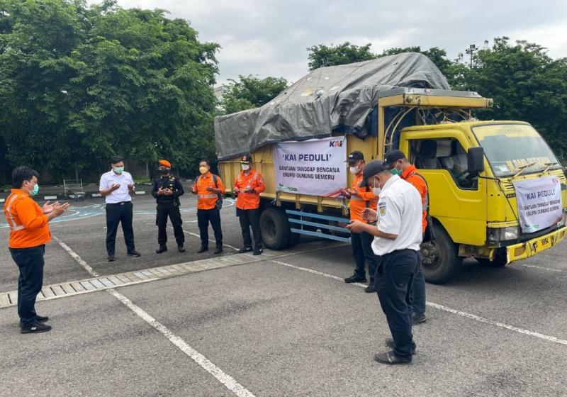 Keberangkatan bantuan untuk korban erupsi Gunung Simeru oleh PT KAI.