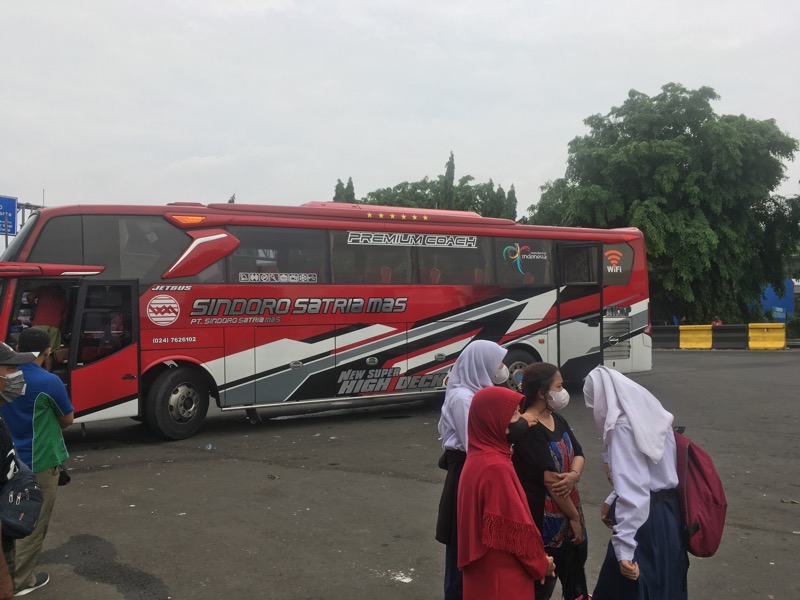 Bus antarkota Sindoro Satria Mas yang tengah mogok di depan Gerbang Tol Bekasi Timur, Senin (6/12/2021). Foto: BeritaTrans.com.