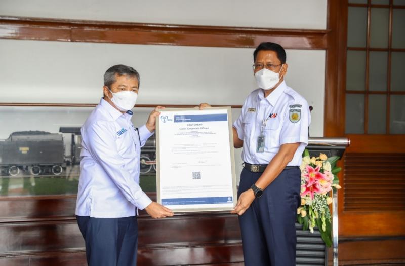 Direktur Utama PT Surveyor Indonesia, M Haris Witjaksono menyerahkan sertifikat Safeguard label kepada Direktur Utama PT KAI, Hartantyo.