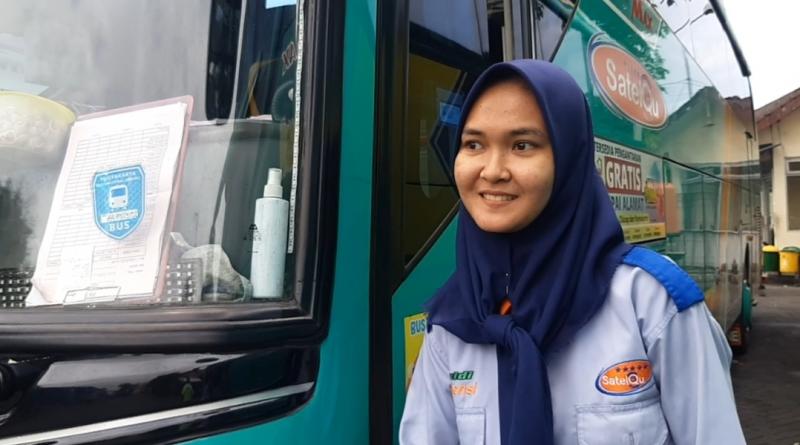 Putri Nurhayari (21 Tahun) yang merupakan kondektur perempuan bus Efisiensi rute Cilacap-Yogyakarta.  