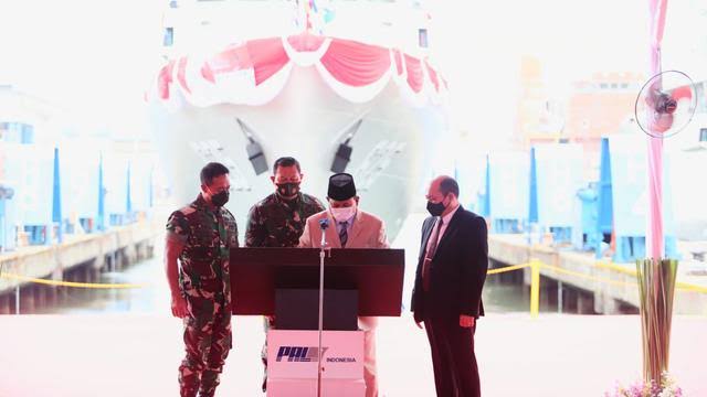 Menhan Prabowo Subianto meresmikan kapal cepat rudal baru yang dibuat PT PAL. Foto: ist.