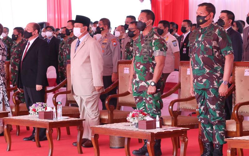 Menhan Prabowo Subianto didampingi Panglima TNI Jenderal Andika Perkasa, KSAL Laksamana TNI Yudo Margono, dan Dirut PT PAL Indonesia Kaharuddin Djenod saat peluncuran kapal KCR. 