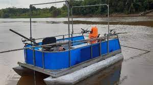 Pontoon Boat di Sungai Siak, Riau. 