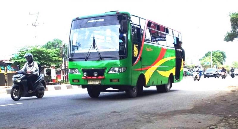 Bus tiga perempat melaju dari terminal Harjamukti, Kota Cirebon via jalan Pantura. (Taryani) 