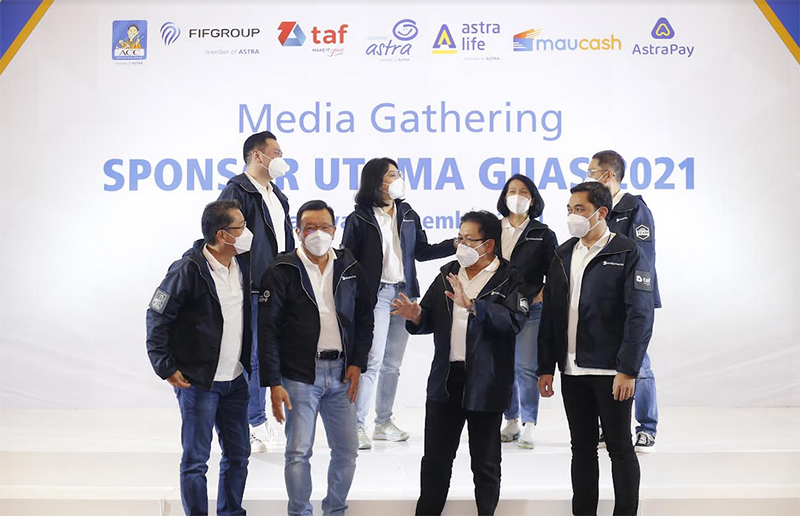 Seluruh jajaran direksi yang hadir pada acara Media Gathering Astra Financial & Logistic (AFL) melakukan kegiatan ngobrol asik seusai acara berlangsung/foto:istimewa