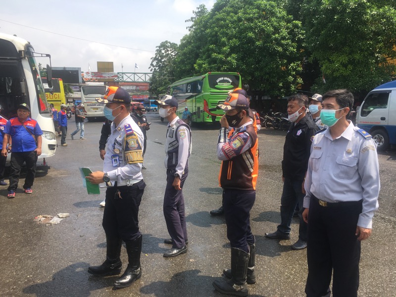 Staff BPTJ (kanan) tengah memantau pengecekan kelaikan bus oleh Dishub Kota Bekasi di Terminal Bekasi, Rabu (8/12/2021). Foto: BeritaTrans.com.