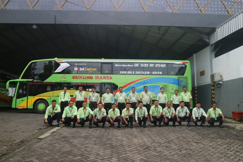 Kru dan bus baru milik PO Gunung Harta. Foto: istimewa.