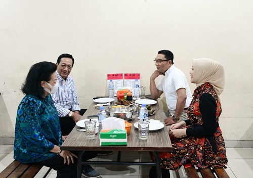 Kang Emil beserta istri dan Sri Sultan Hamengku Buwono X dan Ratu Hemas tengah bernostalgia di salah satu rumah makan ayam goreng di Kota Bandung. (Ist.)