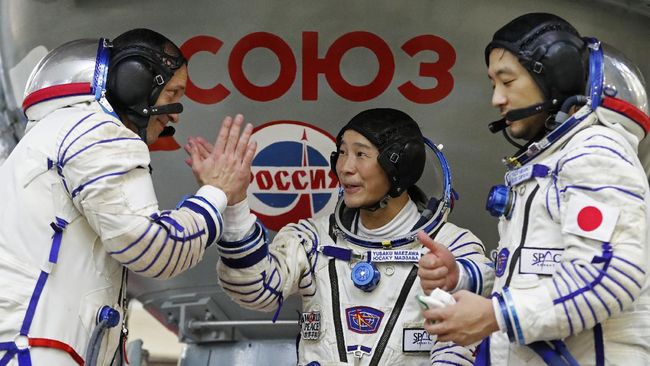 Yusaku Maezawa (tengah), pengusaha dan miliarder Jepang, akan berwisata ke luar angkasa (ISS).
