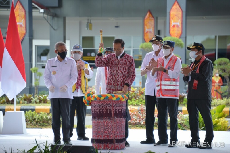Presiden didampingi Menhub saat peresmian Bandara Tebelian Sintang