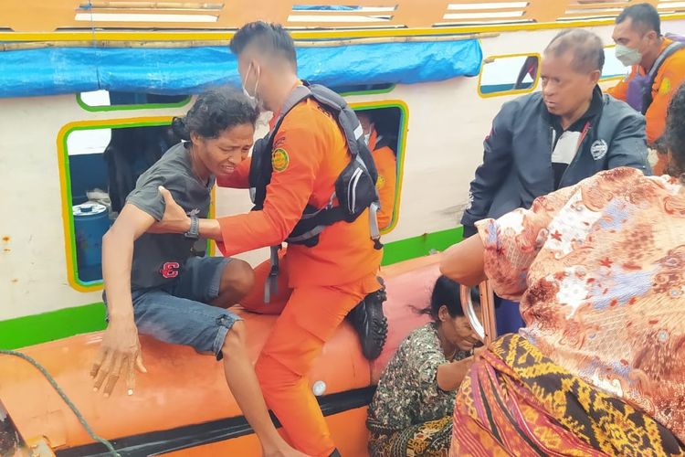 Tim SAR gabungan mengevakuasi penumpang Kapal Motor Danu rute Maumere-Pulau Palue Kabupaten Sikka, NTT, mengalami patah kemudi di perairan Tanjung Watumanuk, Rabu (8/12/2021). Foto: kompas.com.