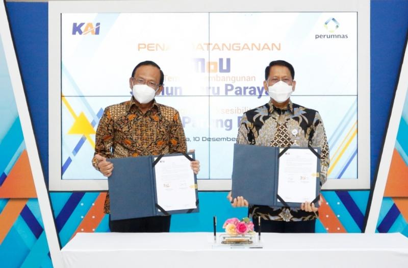 Direktur Utama KAI Didiek Hartantyo (kanan) dan Direktur Utama Perumnas Budi Saddewa Soediro pada acara penandatanganan MoU tentang Rencana Kerja Sama Pembangunan Stasiun Baru Parayasa dan Peningkatan Aksesibilitas Stasiun Parung Panjang di Jakarta Railway Center (JRC), Jakarta, Jumat (10/12).