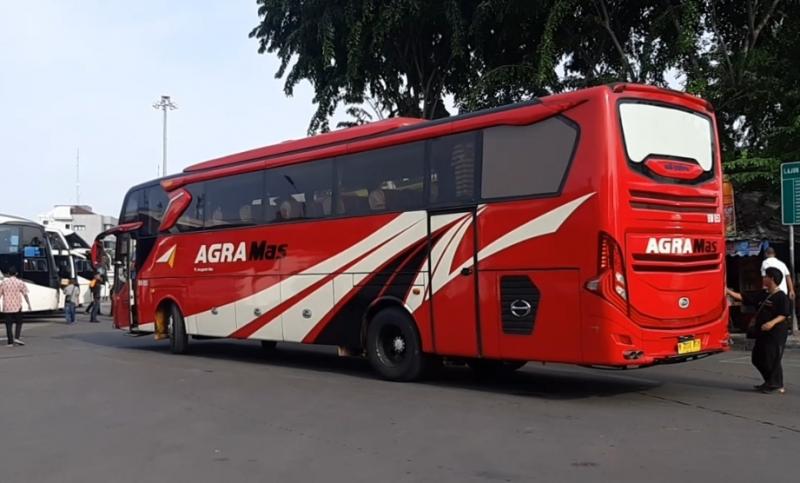 Bus Agra Mas saat menaiki penumpang di Terminal Tanjung Priok, Jumat (10/12/2021).