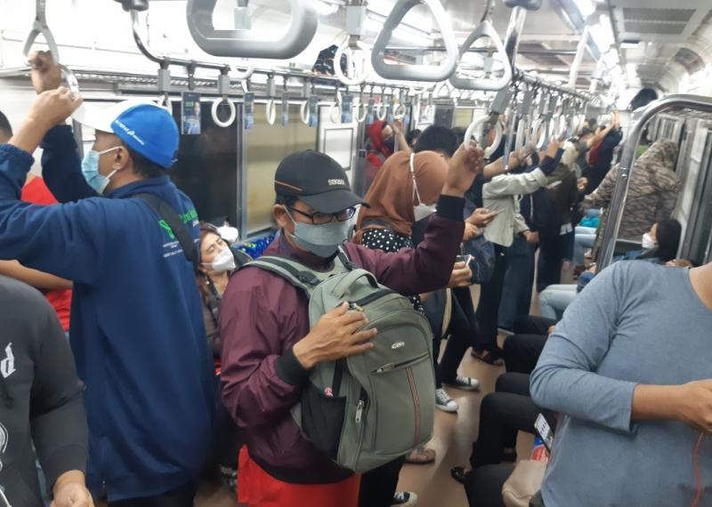 Suasana rangakaian KRL dari Stasiun JakartaKota arah Cikarang, Jumat (10/12/2021) sore.