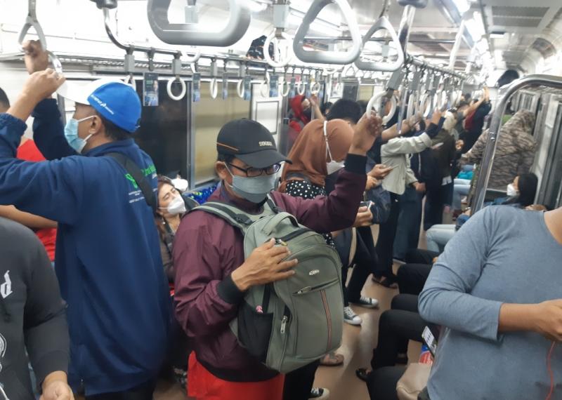 Suasana rangakaian KRL dari Stasiun JakartaKota arah Cikarang, Jumat (10/12/2021) sore.