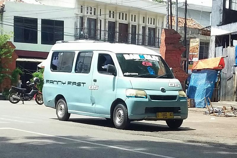 Salah satu armada Angkot di Kota Cirebon mengantarkan para penumpang. (Taryani)      