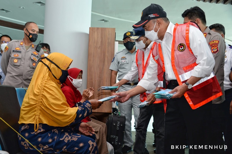 Menko PMK dan Menhub Sambangi penumpang di Terminal Penumpang Penyeberangan