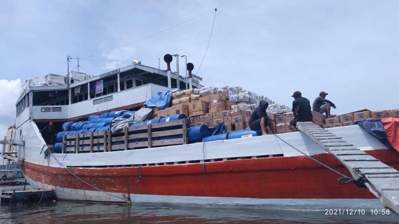 Suasana bongkar muat kapal kayu tradisional di Pelabuhan Sunda Kelapa (foto:BeritaTrans/ahmad) 