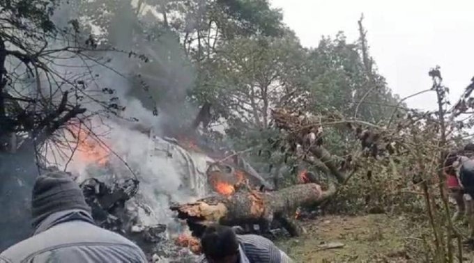 Helikopter yang membawa Kepala Staf Pertahanan India Bipin Rawat, istrinya, dan perwira senior lainnya jatuh di dekat Ooty pada hari Rabu, 8 Desember 2021.[Indian Express]