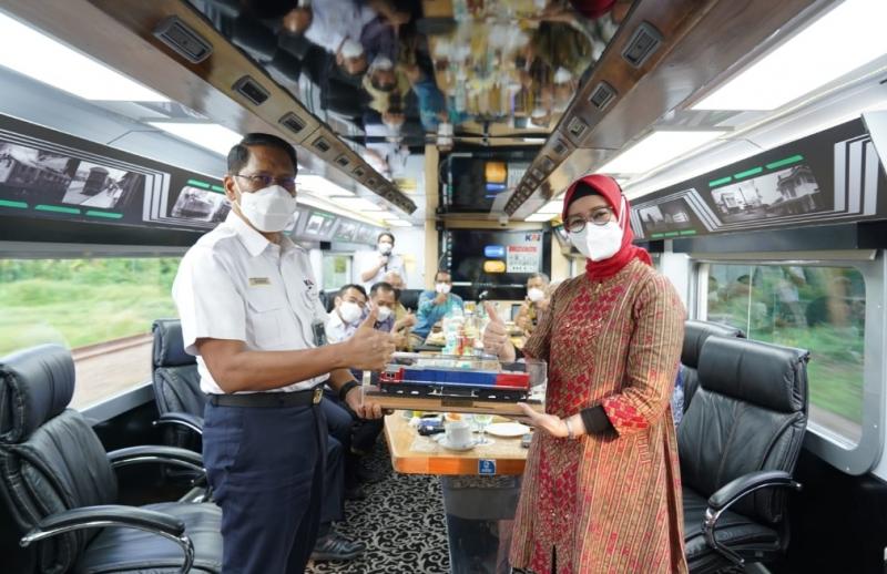 Direktur Utama PT Kereta Api Indonesia (Persero) Didiek Hartantyo memberikan cinderamata kepada Kepala BPH Migas Erika Retnowati di dalam KA Inspeksi.