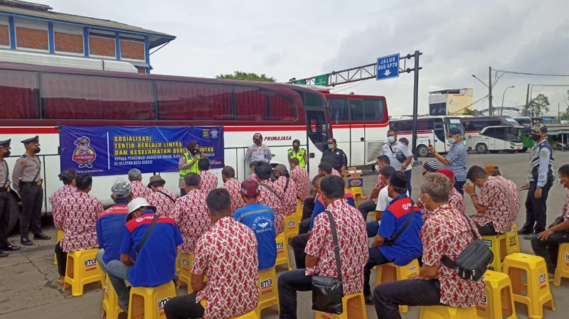 Satlantas Polrestro Bekasi Kota melalui Unit Diyaksa Lantas sosialisasi tertib dan keselamatan berlalu lintas kepada kru bus Primajasa di Terminal Bekasi. Foto: istimewa.