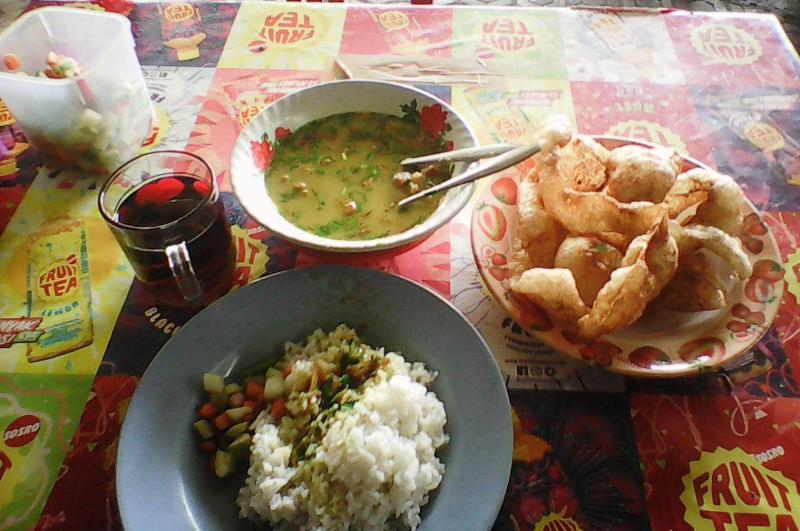 Seporsi empal gentong Cirebon terdiri dari nasi pituh dan kerupuk lambak. (Taryani)   