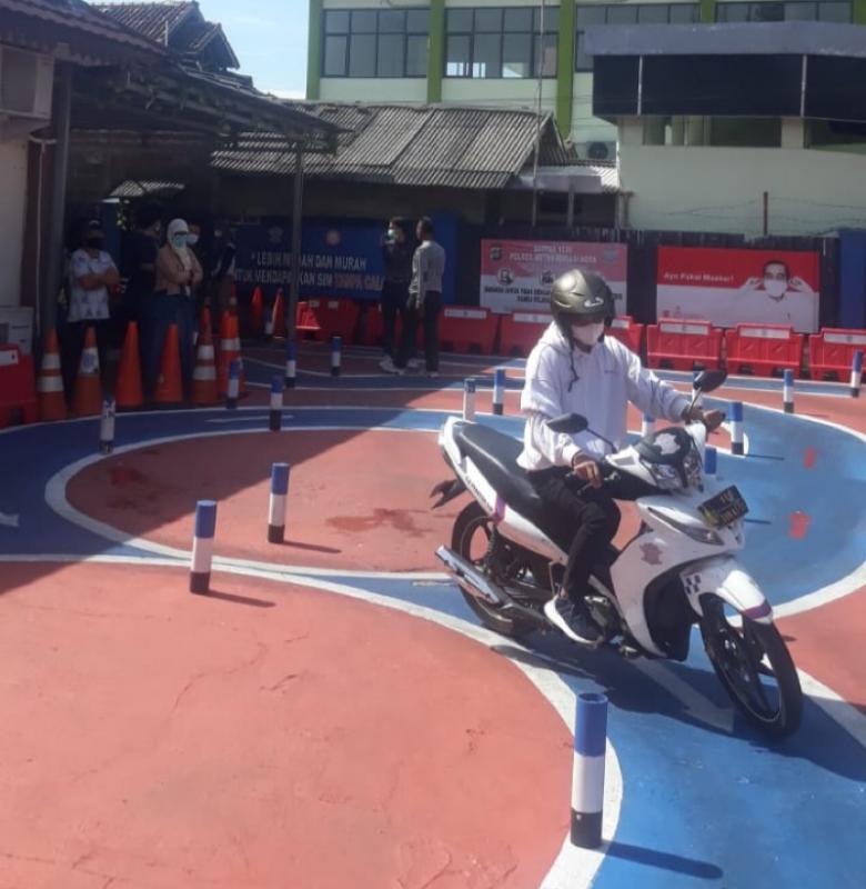 Salah satu peserta tengah mengikuti latihan ujian praktek halang rintang yang diadakan Satlantas Polres Metro Bekasi Kota, Minggu (12/12/2021). Foto: istimewa.