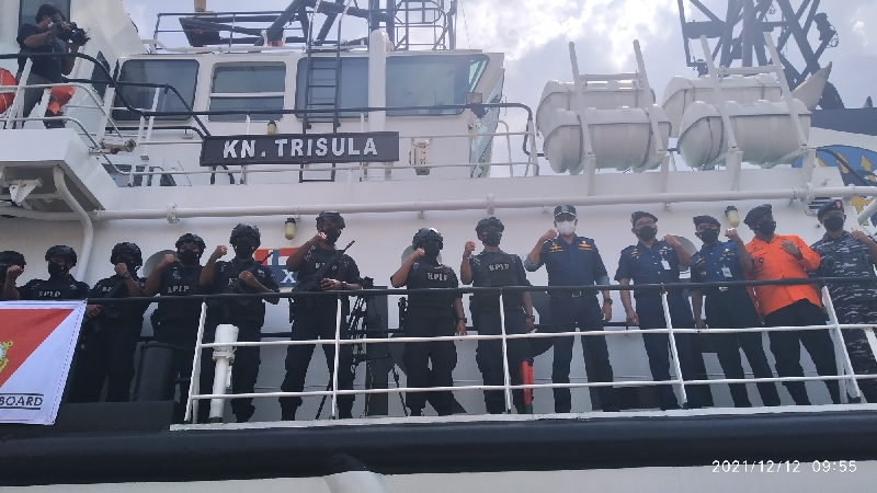 Menteri Perhubungan Budi Karya Sumadi di atas Kapal KPLP KN Trisula P. 111 (Foto:BeritaTrans.com/aksi.id/ahmad)