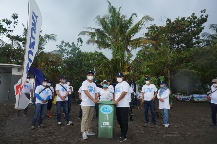PT Suzuki Indomobil Sales (SIS) menggelar kegiatan sosial Clean Up The World 2021, di Pangandaran, Jawa Barat, pada Sabtu dan Minggu, 11-12 Desember 2021. Foto: istimewa.