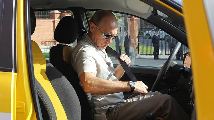 Presiden Rusia Vladimir Putin akui pernah menjadi sopir taksi setelah runtuhnya Uni Soviet. Foto: akurat.co.