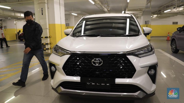 Pengunjung melihat mobil Toyota Avanza terbaru.
