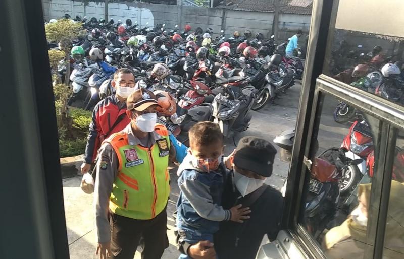 Penumpang bawa anak kecil naik Bus Gratis BPTJ di Stasiun Cikarang (foto:BeritaTrans.com/aksi.id/ahmad) 