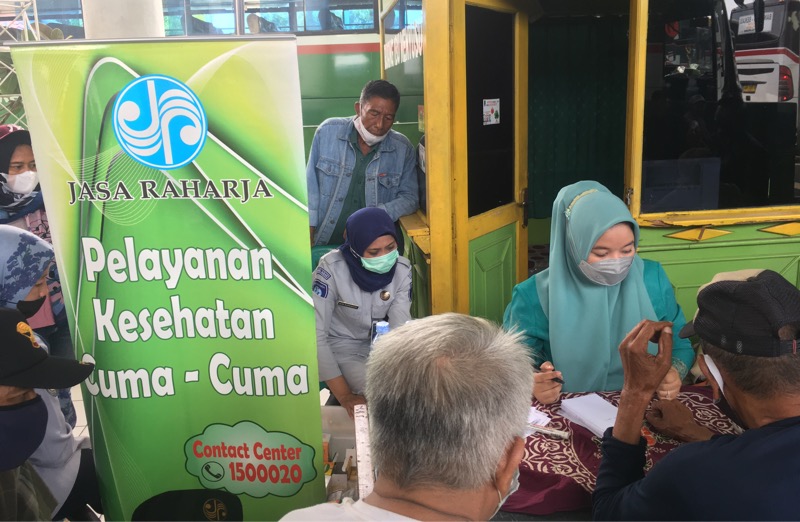 Pihak PT Jasa Raharja cabang Kota Bekasi menggelar pelayanan kesehatan dan pengobatan gratis di Terminal Bekasi, Selasa (14/12/2021). Foto: BeritaTrans.com.