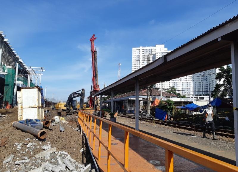 Jalur rel lama di Stasiun Bekasi sudah dilakukan pembongkaran untuk dilakukan proses pembangunan selanjutnya, Selasa (14/12/2021). 