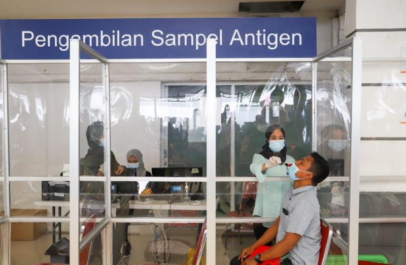 Layanan rapit test antigen di stasiun KA.