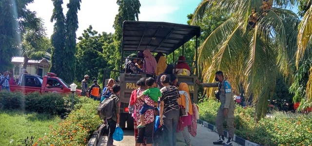 Mobil Satpol PP mengantar pulang warga Kampung Wuring, NTT.