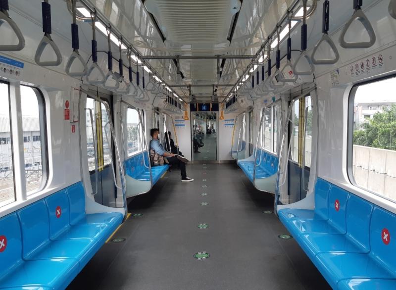 Suasana di dalam MRT arah Stasiun Lebak Bulus Grab pada Rabu (15/12/2021).