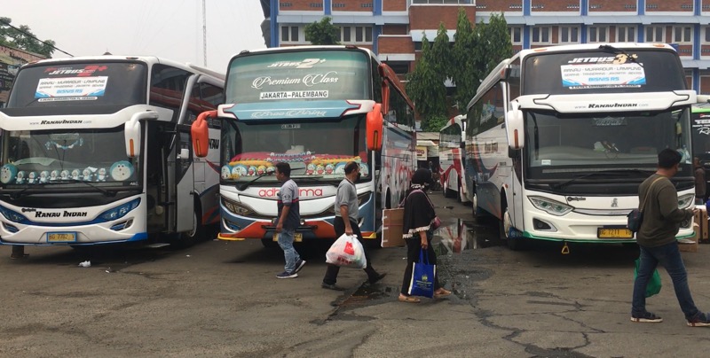 Dua bus Ranau Indah siap diberangkatkan dari Terminal Bekasi, Rabu (15/12/2021). Foto: BeritaTrans.com.