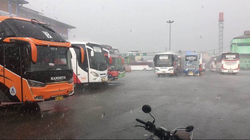 Hujan deras mengguyur Terminal Bekasi, Kamis (16/12/2021) siang. Foto: BeritaTrans.com.