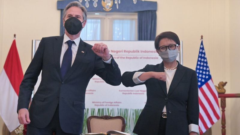 Menlu Retno LP Marsudi (kanan) beradu tangan dengan Menlu Amerika Serikat Antony Blinken saat menerima kunjungan kerja di Kantor Kemenlu Jakarta, Selasa (14/12/2021). Foto: Humas Kemenlu