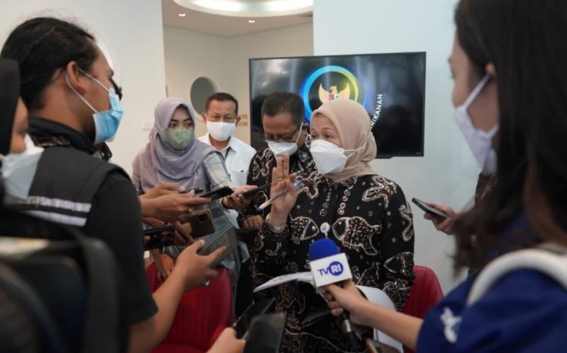 Kepala Badan Karantina Ikan, Pengendalian Mutu dan Keamanan Hasil Perikanan Rina didampingi para Eselon II memberikan pada konferensi pers catatan akhir tahun 2021 dan proyeksi 2022 Kinerja Badan Karantina Ikan, Pengendalian Mutu dan Keamanan Hasil Perikanan di Kantor Kementerian Kelautan dan Perikanan, Jakarta, Kamis (16/12).