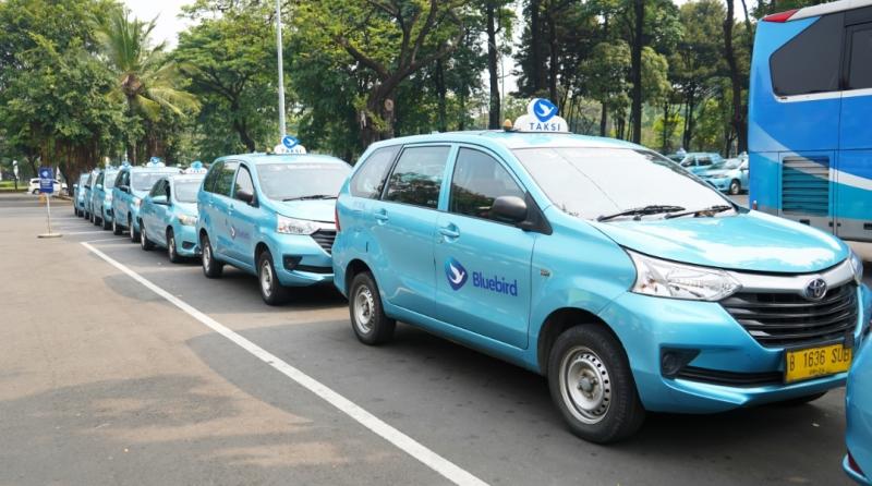 Deretan taksi Bluebird di stasiun.