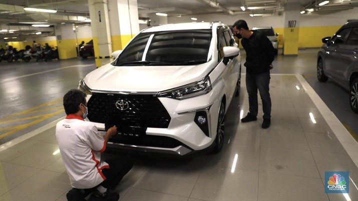 Pengunjung melihat mobil Toyota Avanza terbaru di Dealer Auto 2000 Sudirman, Jakarta.