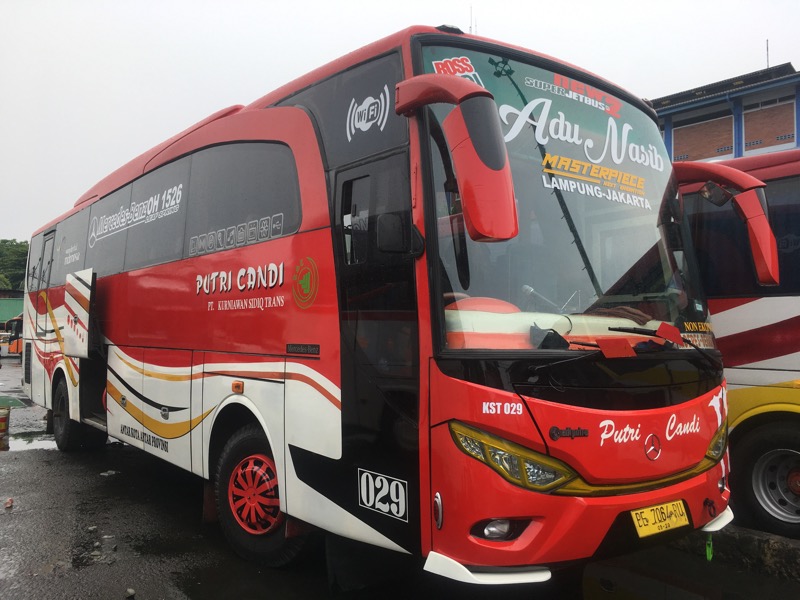 Bus baru Putri Candi tujuan Rawajitu - Bekasi tampil segar dengan warna merah-putih. Foto: BeritaTrans.com.