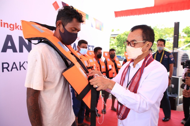 Penyerahan life jacket secara simbolis dari Pelni pada masyarakat di wilayah 3T